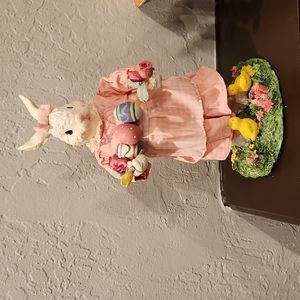 Painting Bunny, Spring Décor statue